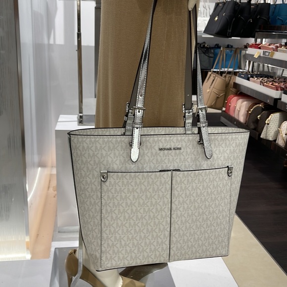 MICHAEL KORS OUTLET
Jet Set Medium Logo Pocket Tote Bag
Optic White/Silver 
NWT - Picture 16 of 16